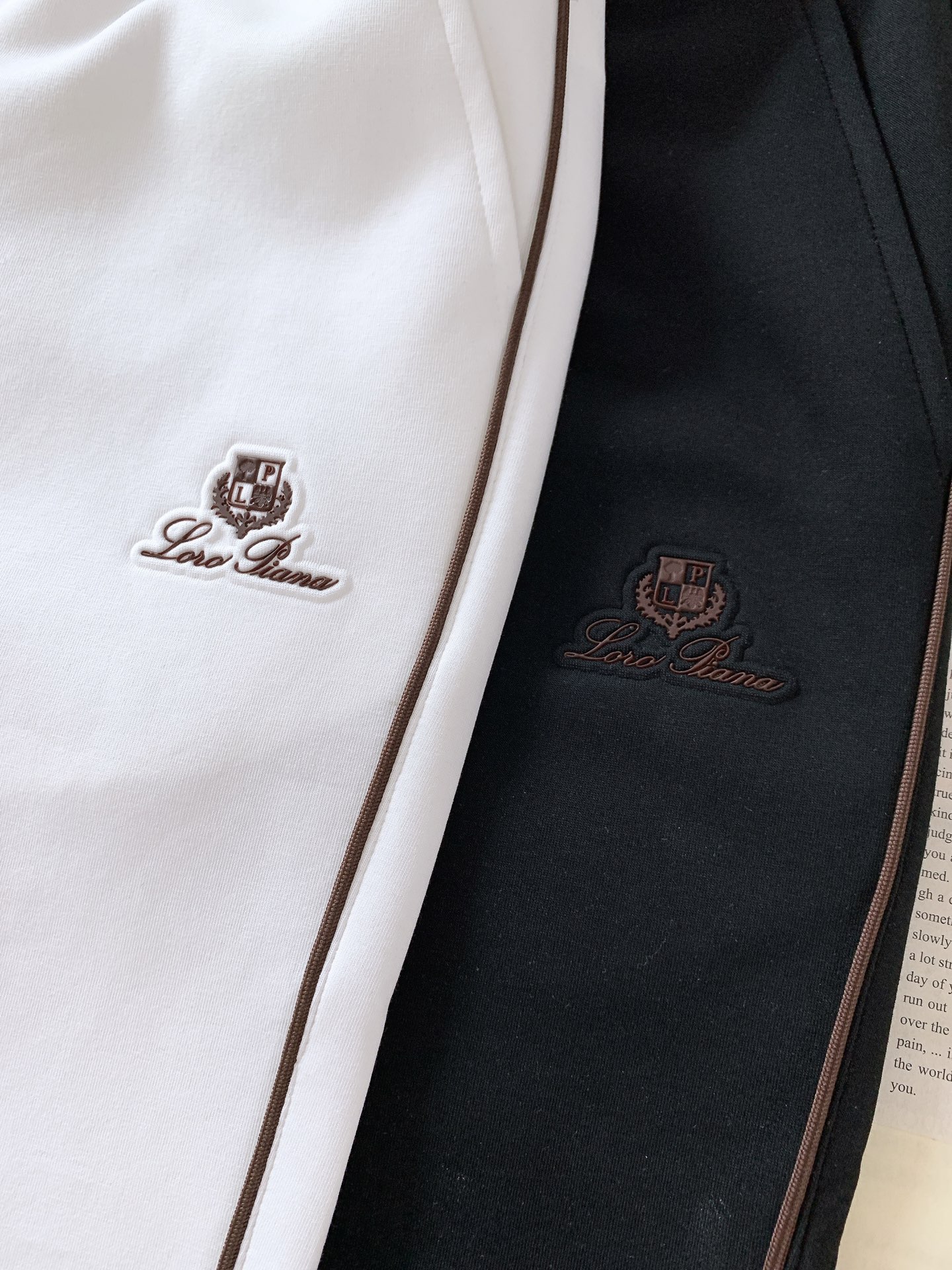 LoroPiana L.P SS春夏新品Loro Piana意式轻奢撞色织带短裤，甄选垂感细腻的高支针织