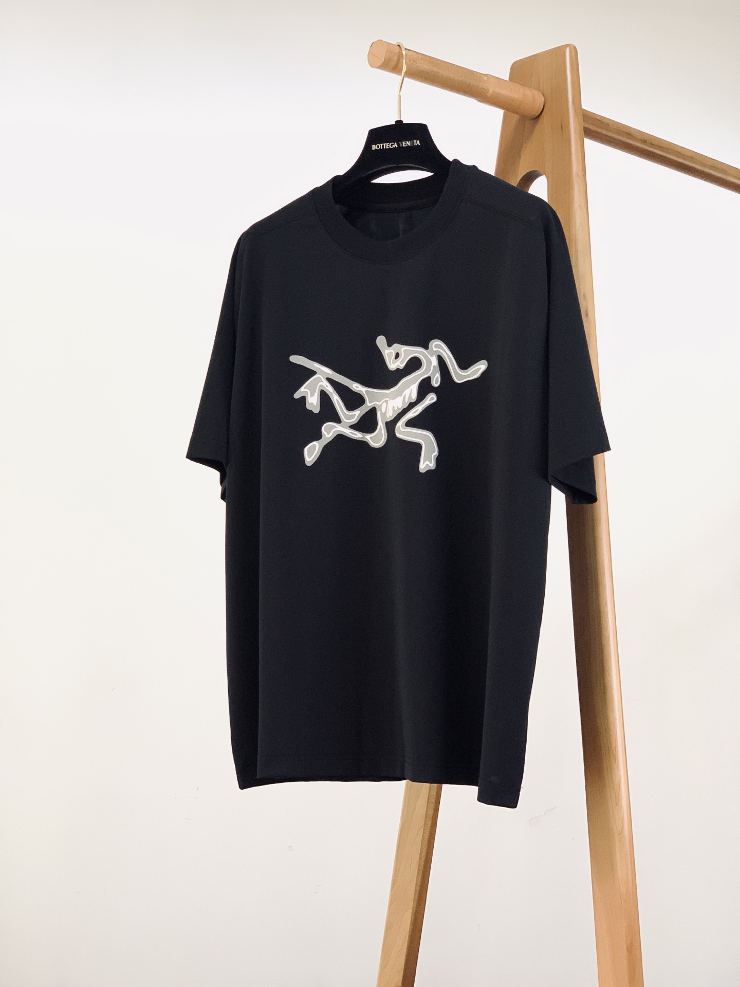 ARCTERYX 始祖鸟 2026SS春夏新品经典发泡大logo短袖T恤，采用重磅精梳棉打造，面料扎实挺