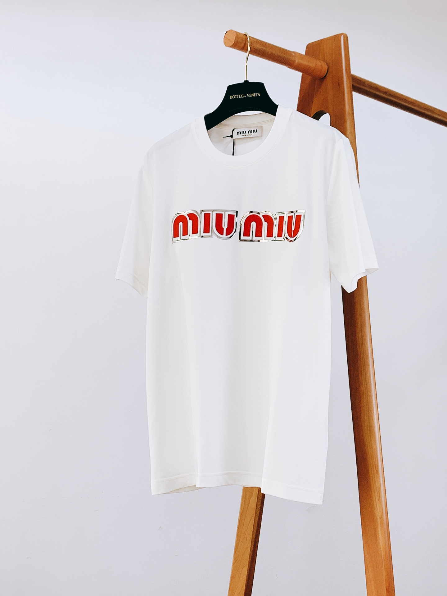 Miumiu 缪缪 2026SS春夏新品镭射边框撞色字母短袖👕甄选重磅精梳双纱长绒棉打造，液氨定型工艺加
