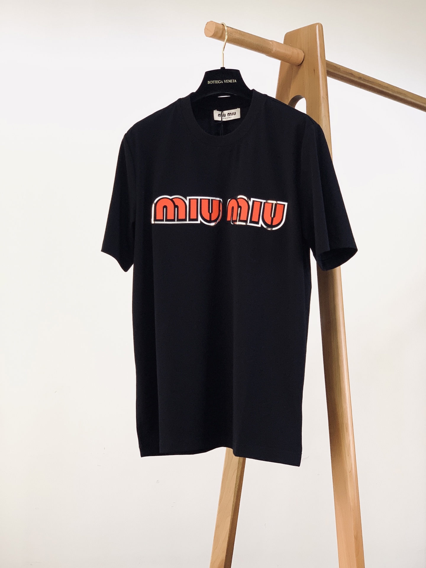 Miumiu 缪缪 2026SS春夏新品镭射边框撞色字母短袖👕甄选重磅精梳双纱长绒棉打造，液氨定型工艺加