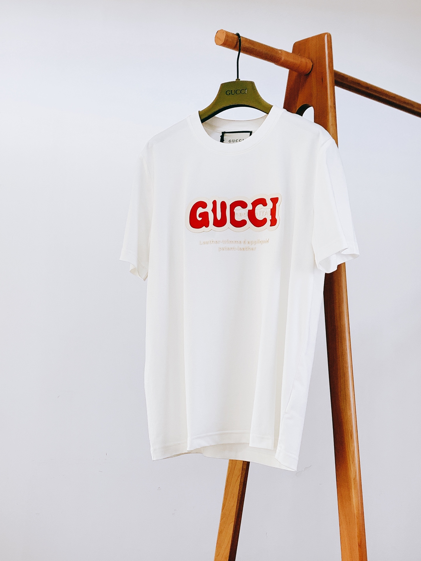 Gucci 古驰 2026SS春夏新品浮雕字母标识短袖👕甄选重磅精梳双纱面料，液氨定型工艺加持，布面厚实