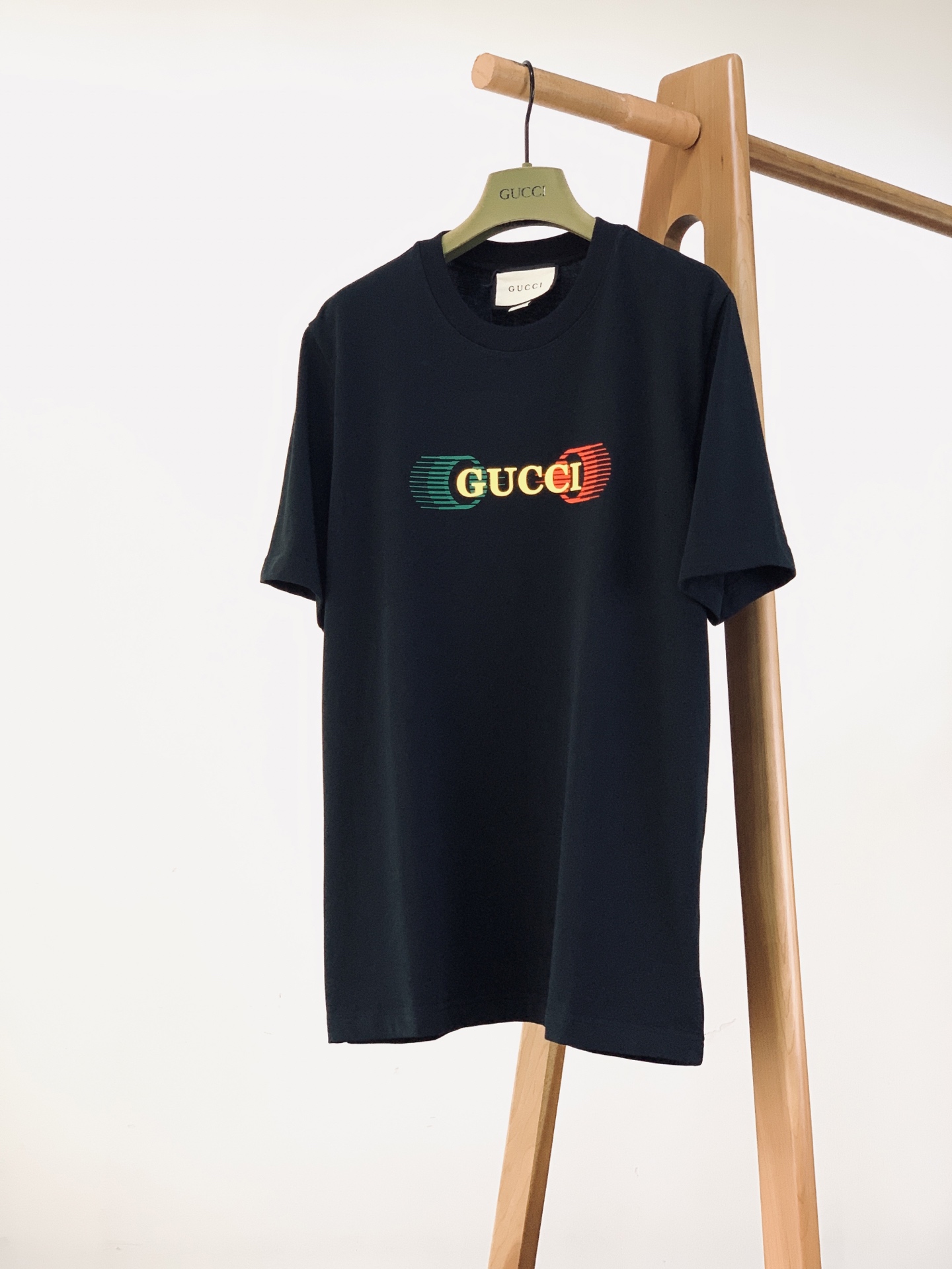 Gucci 古驰 2026SS春夏新品经典撞色发泡字母标识短袖👕甄选重磅双纱精梳棉打造，液氨定型工艺加持