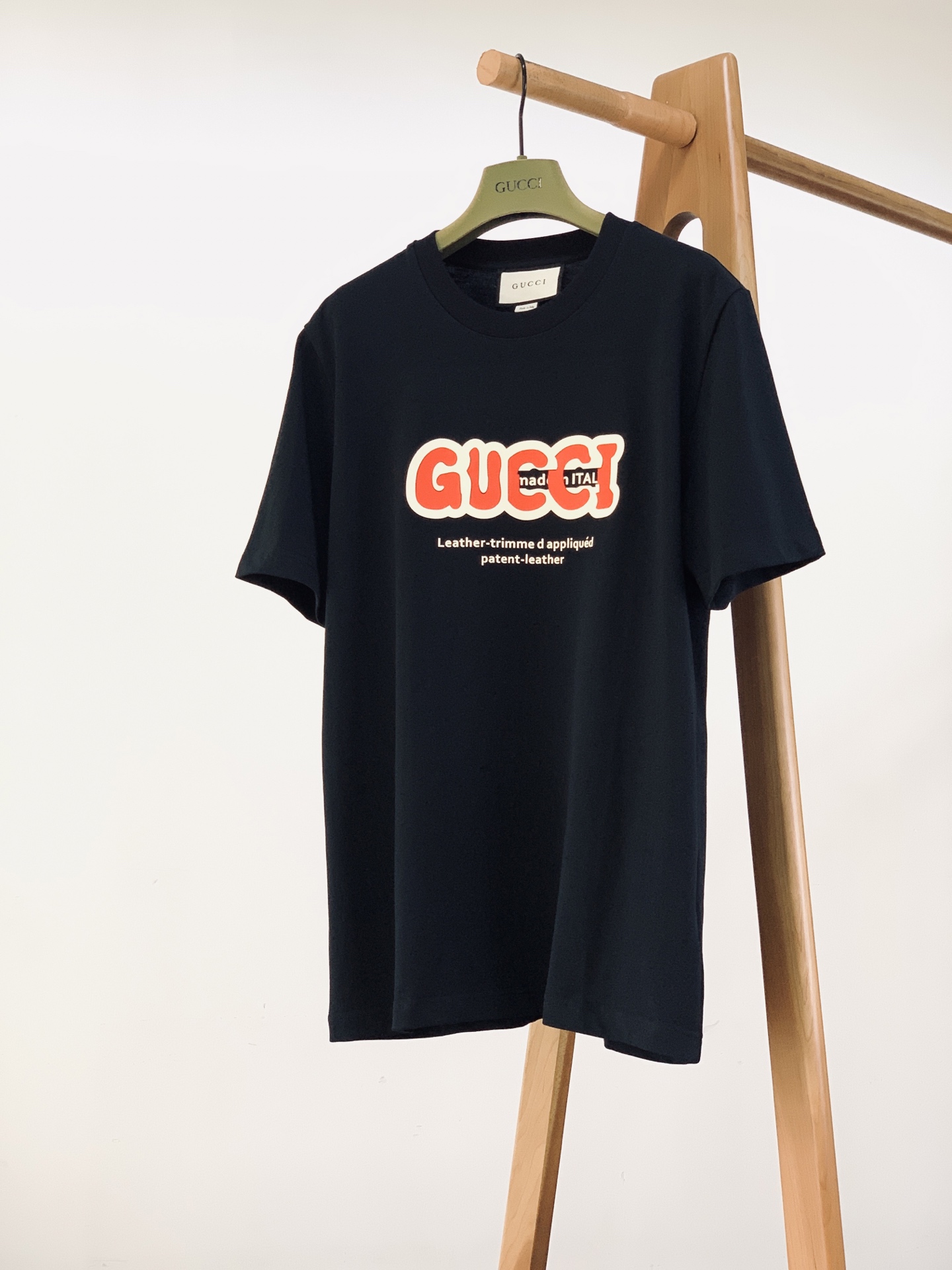 Gucci 古驰 2026SS春夏新品浮雕字母标识短袖👕甄选重磅精梳双纱面料，液氨定型工艺加持，布面厚实
