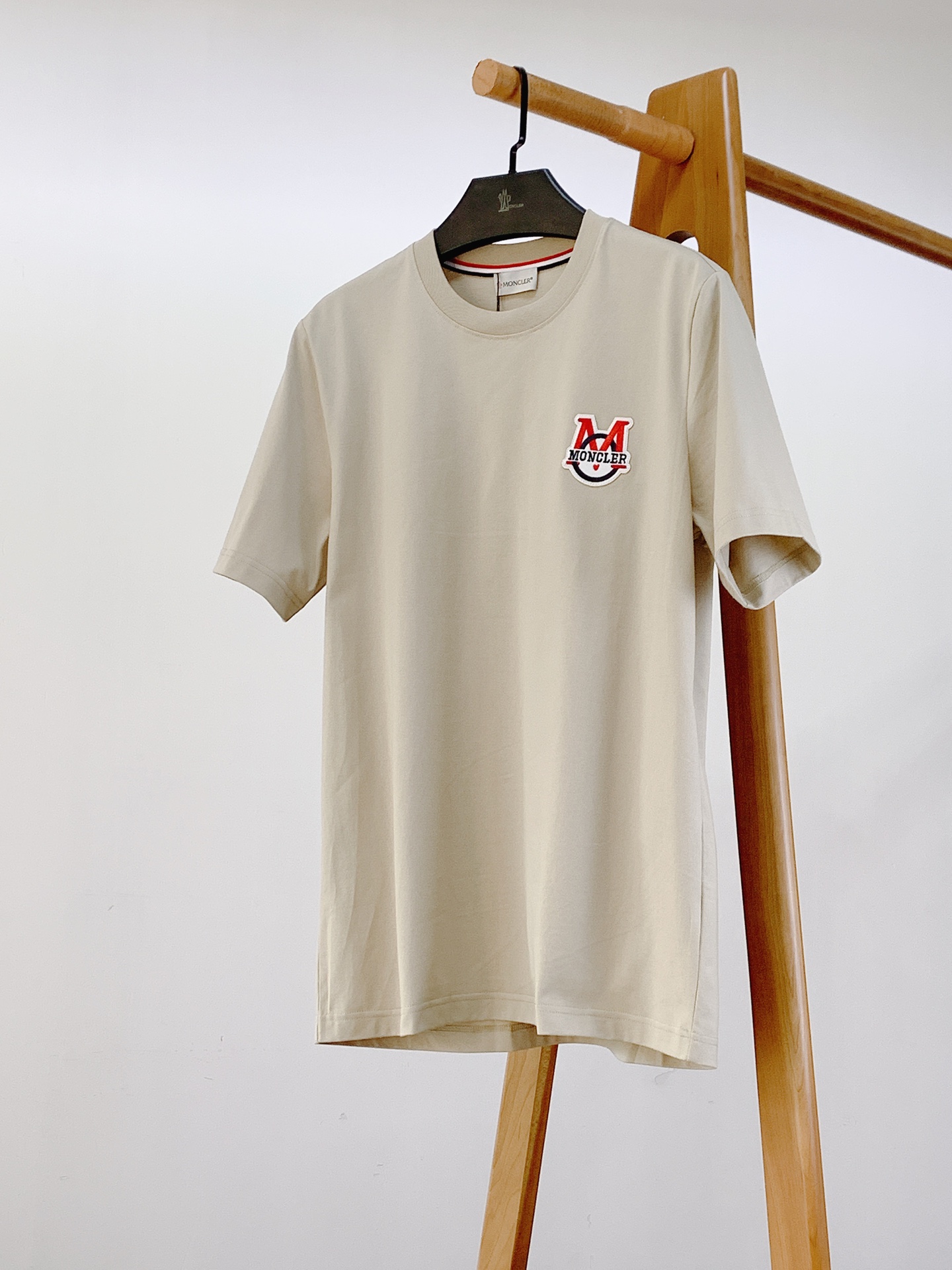 Moncler 蒙口 2026SS春夏新品经典M徽标短袖👕高支精梳棉打造软糯挺括质感，透气不闷汗，久穿不