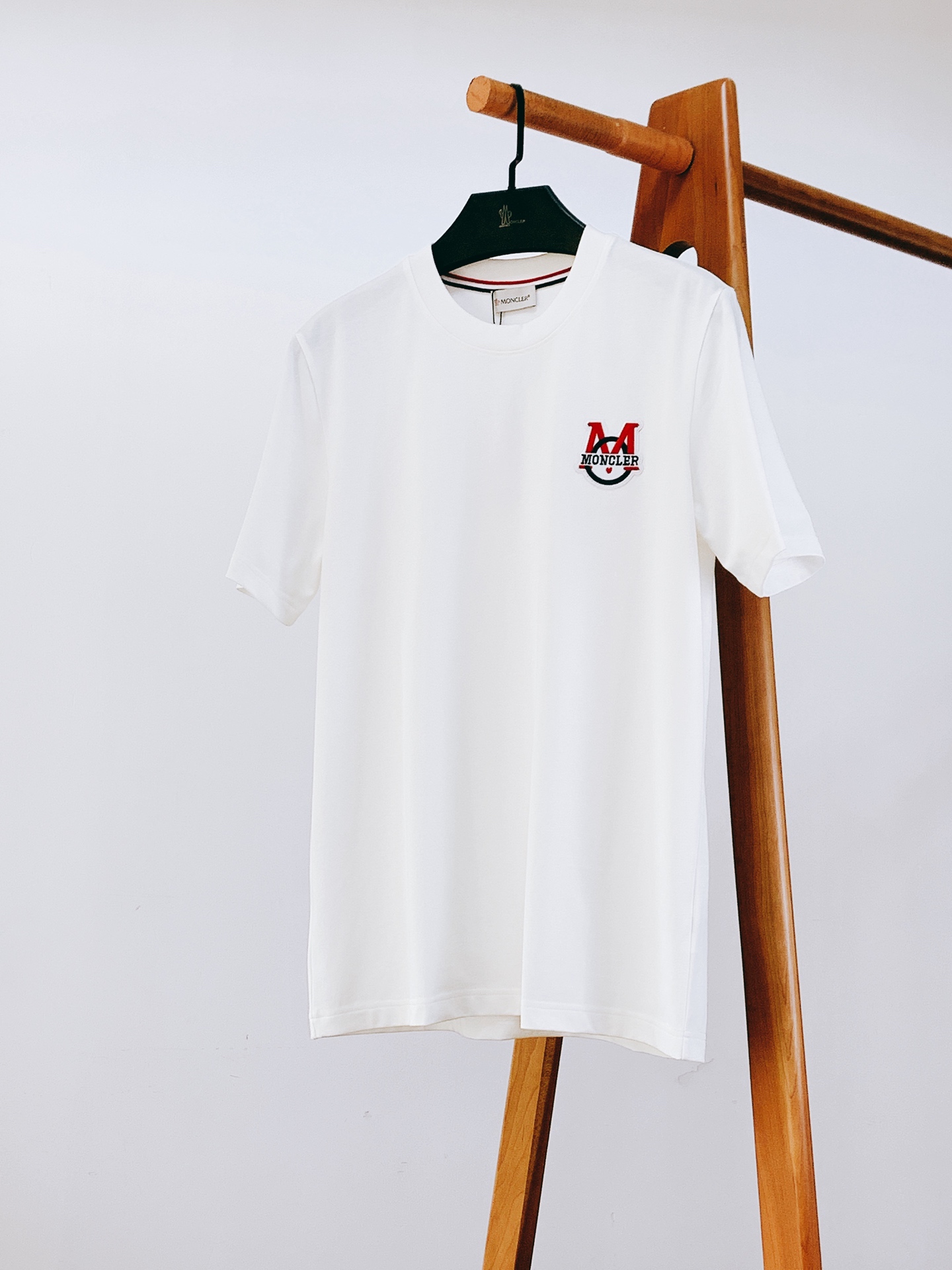 Moncler 蒙口 2026SS春夏新品经典M徽标短袖👕高支精梳棉打造软糯挺括质感，透气不闷汗，久穿不