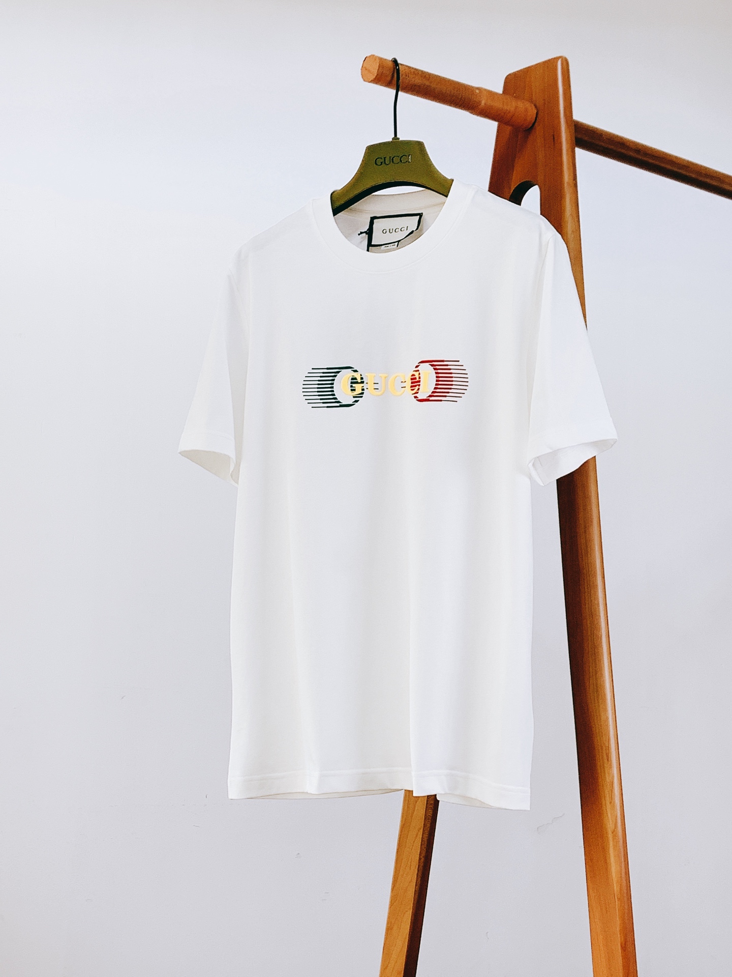 Gucci 古驰 2026SS春夏新品经典撞色发泡字母标识短袖👕甄选重磅双纱精梳棉打造，液氨定型工艺加持