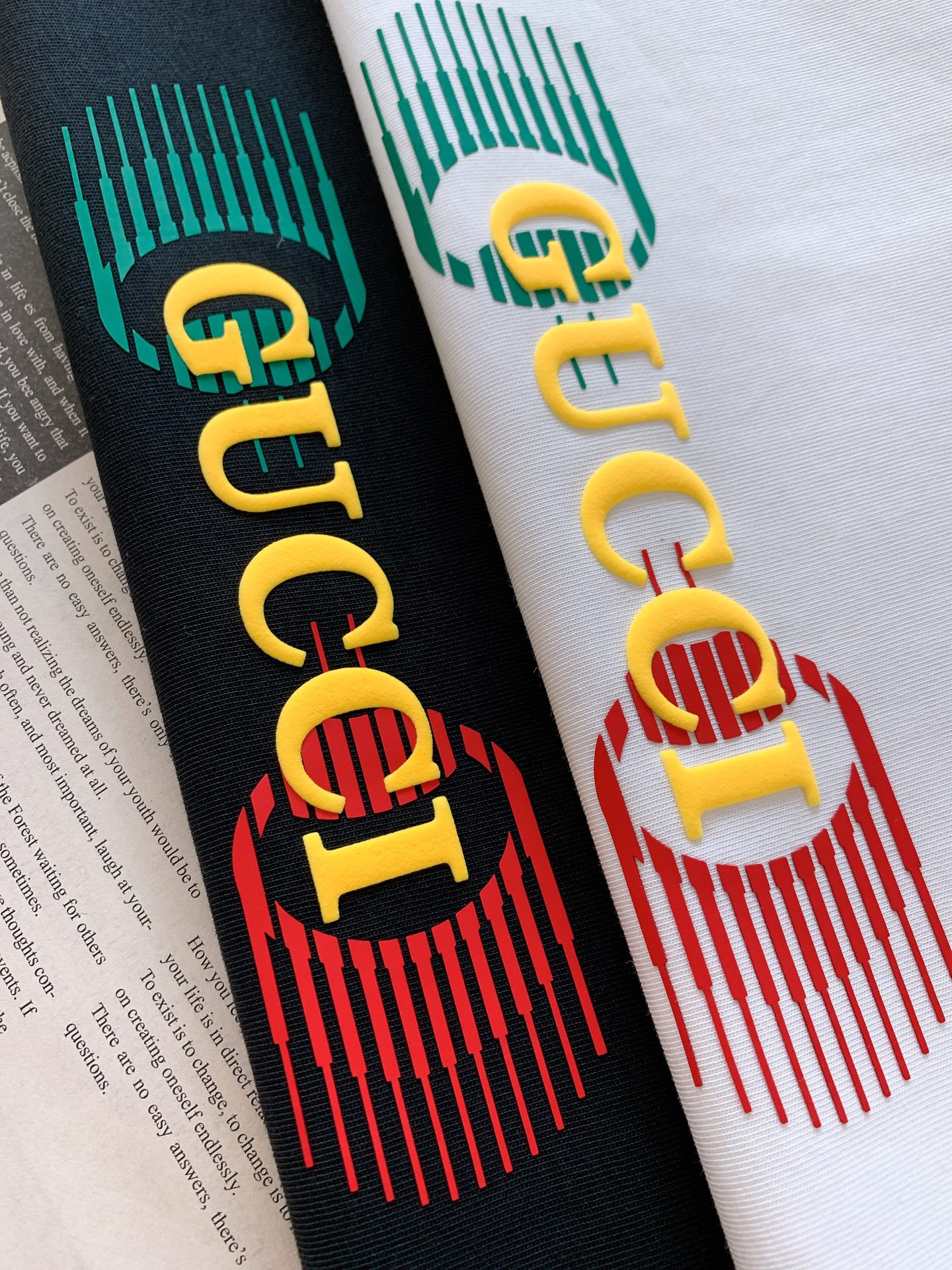 Gucci 古驰 2026SS春夏新品经典撞色发泡字母标识短袖👕甄选重磅双纱精梳棉打造，液氨定型工艺加持