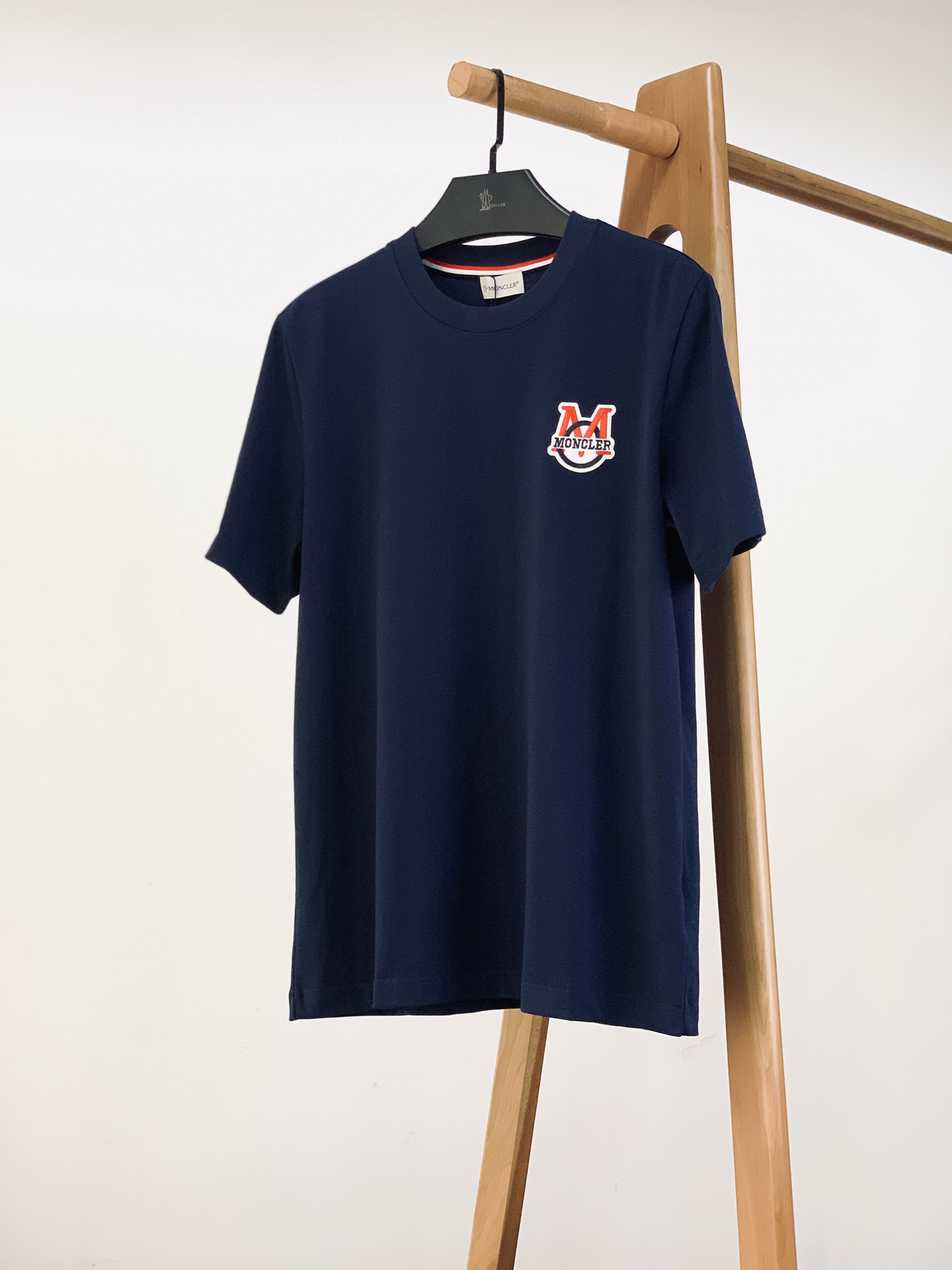 Moncler 蒙口 2026SS春夏新品经典M徽标短袖👕高支精梳棉打造软糯挺括质感，透气不闷汗，久穿不
