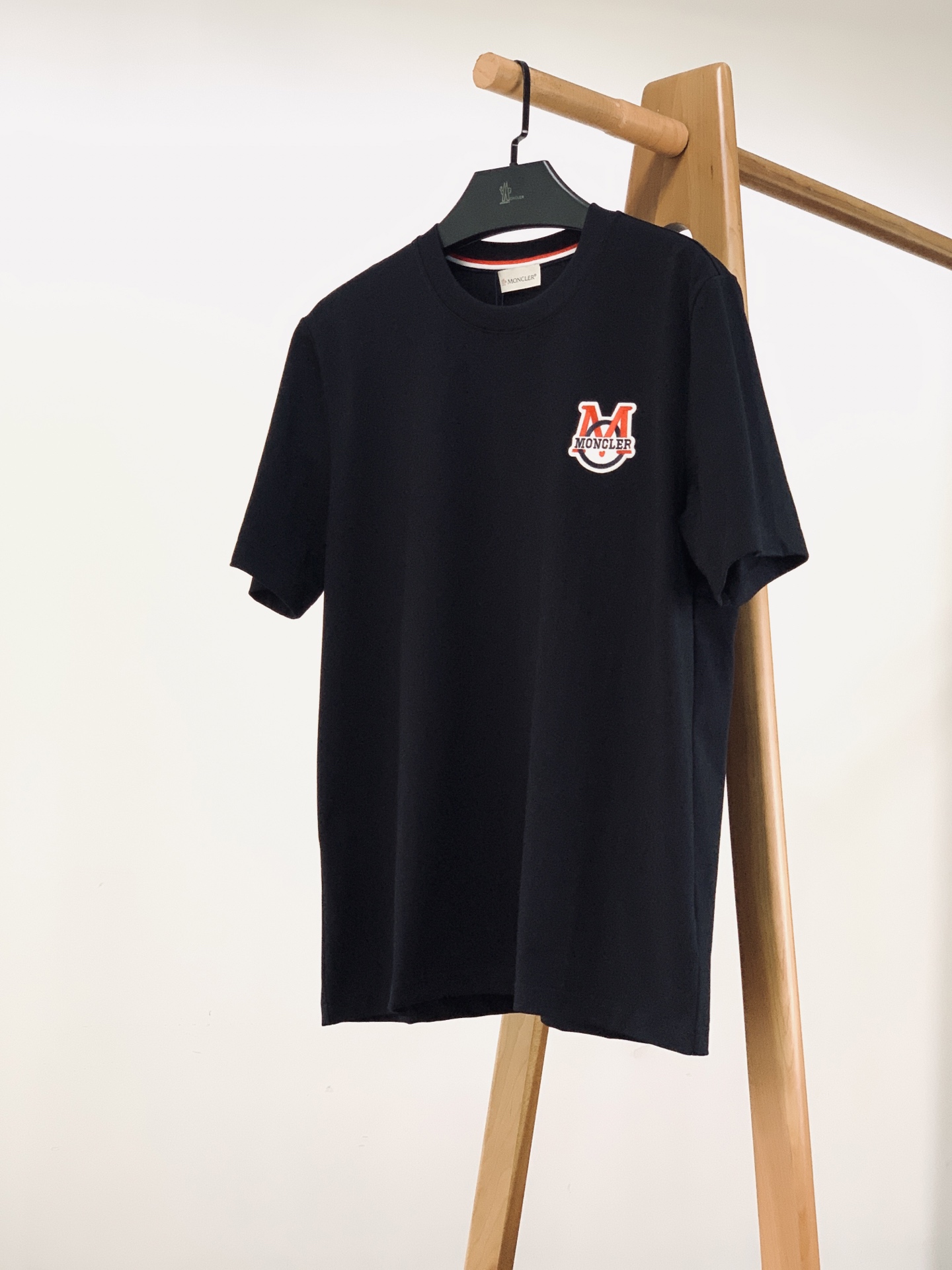 Moncler 蒙口 2026SS春夏新品经典M徽标短袖👕高支精梳棉打造软糯挺括质感，透气不闷汗，久穿不