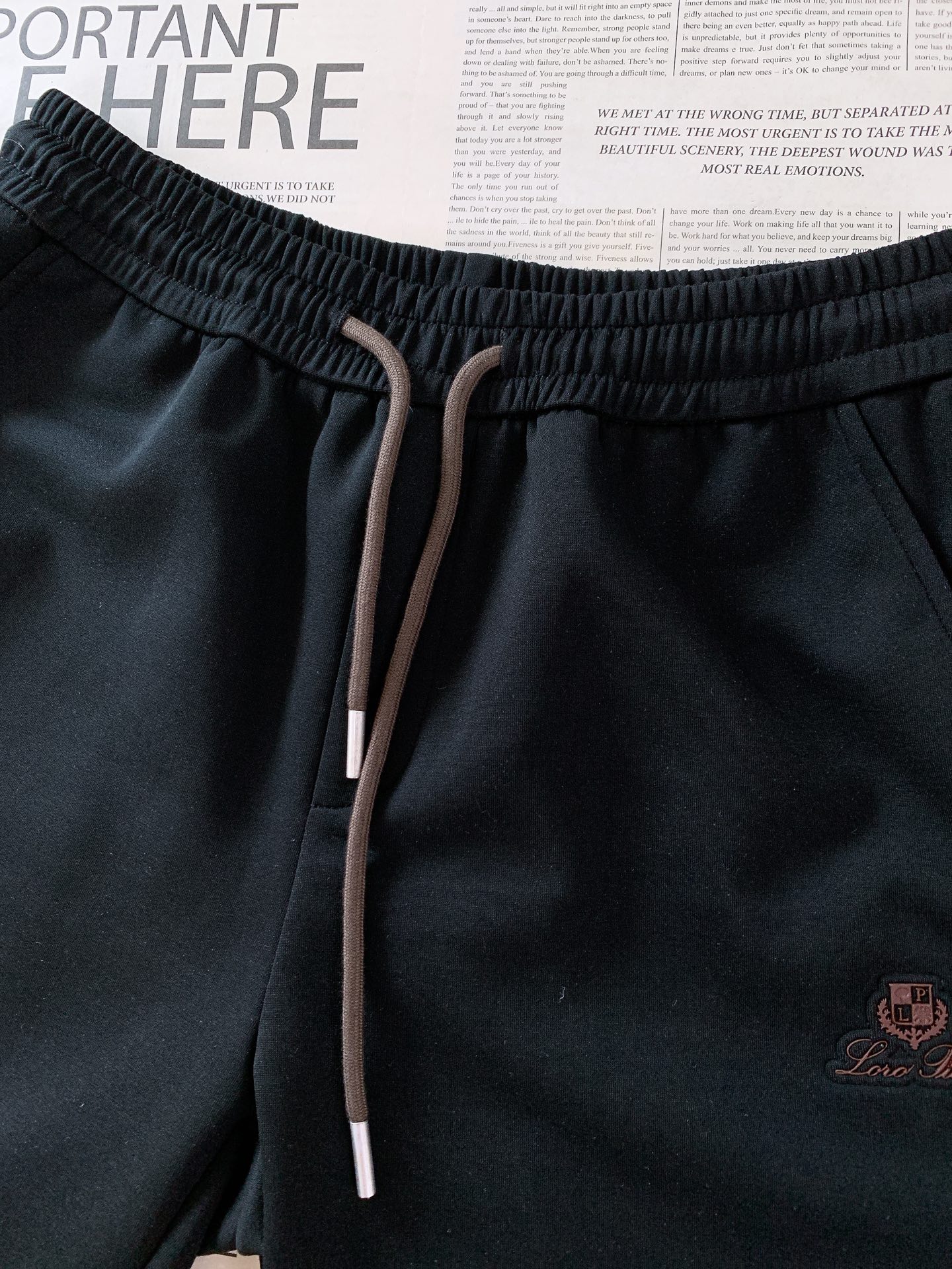 LoroPiana L.P SS春夏新品Loro Piana意式轻奢撞色织带短裤，甄选垂感细腻的高支针织