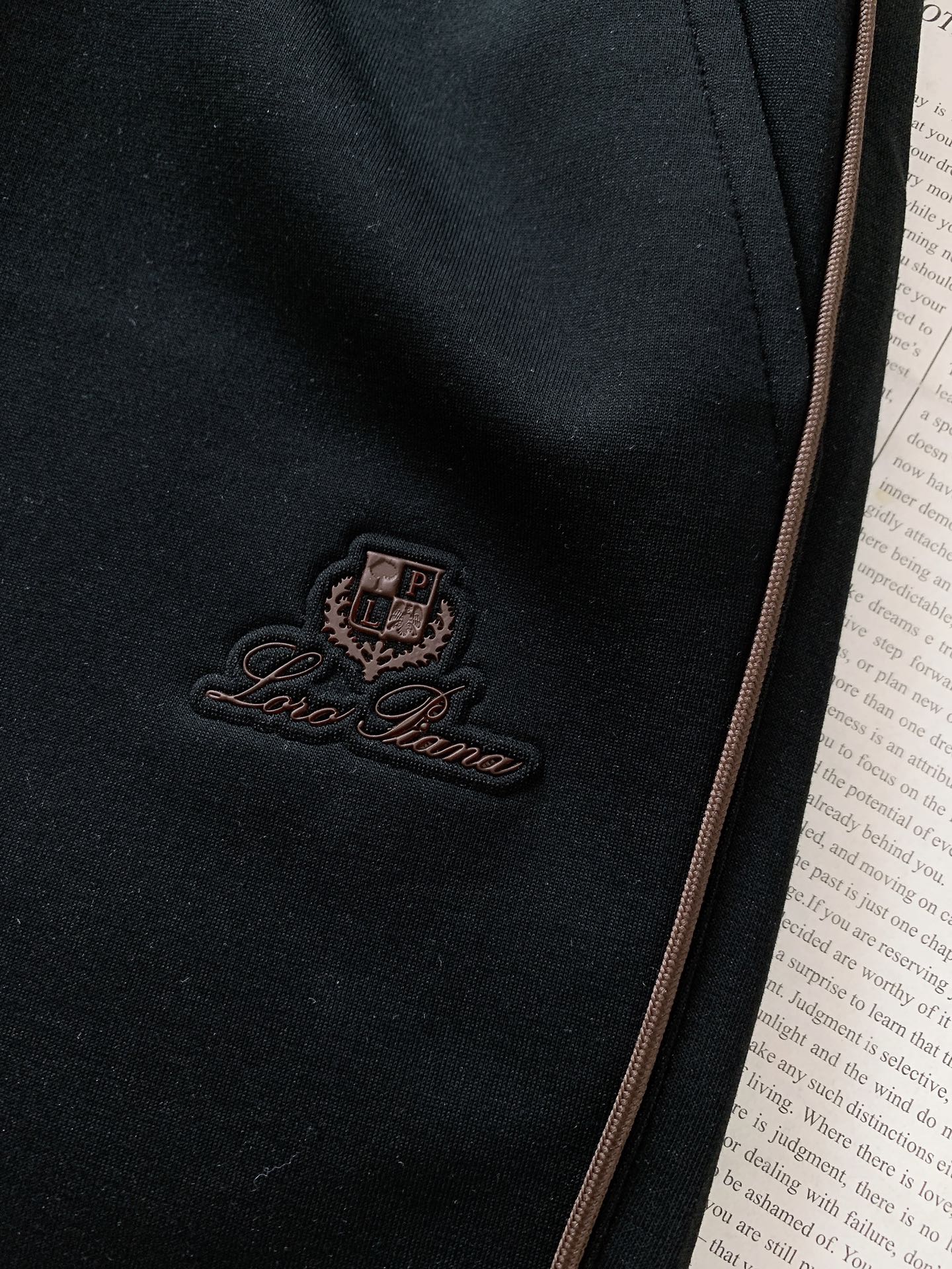 LoroPiana L.P SS春夏新品Loro Piana意式轻奢撞色织带短裤，甄选垂感细腻的高支针织