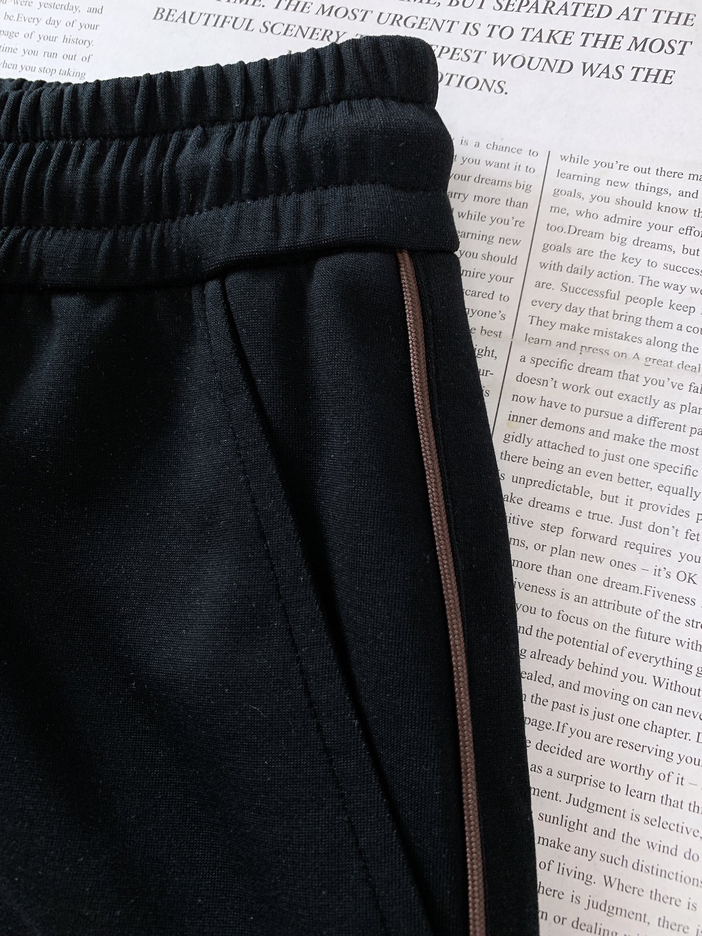 LoroPiana L.P SS春夏新品Loro Piana意式轻奢撞色织带短裤，甄选垂感细腻的高支针织