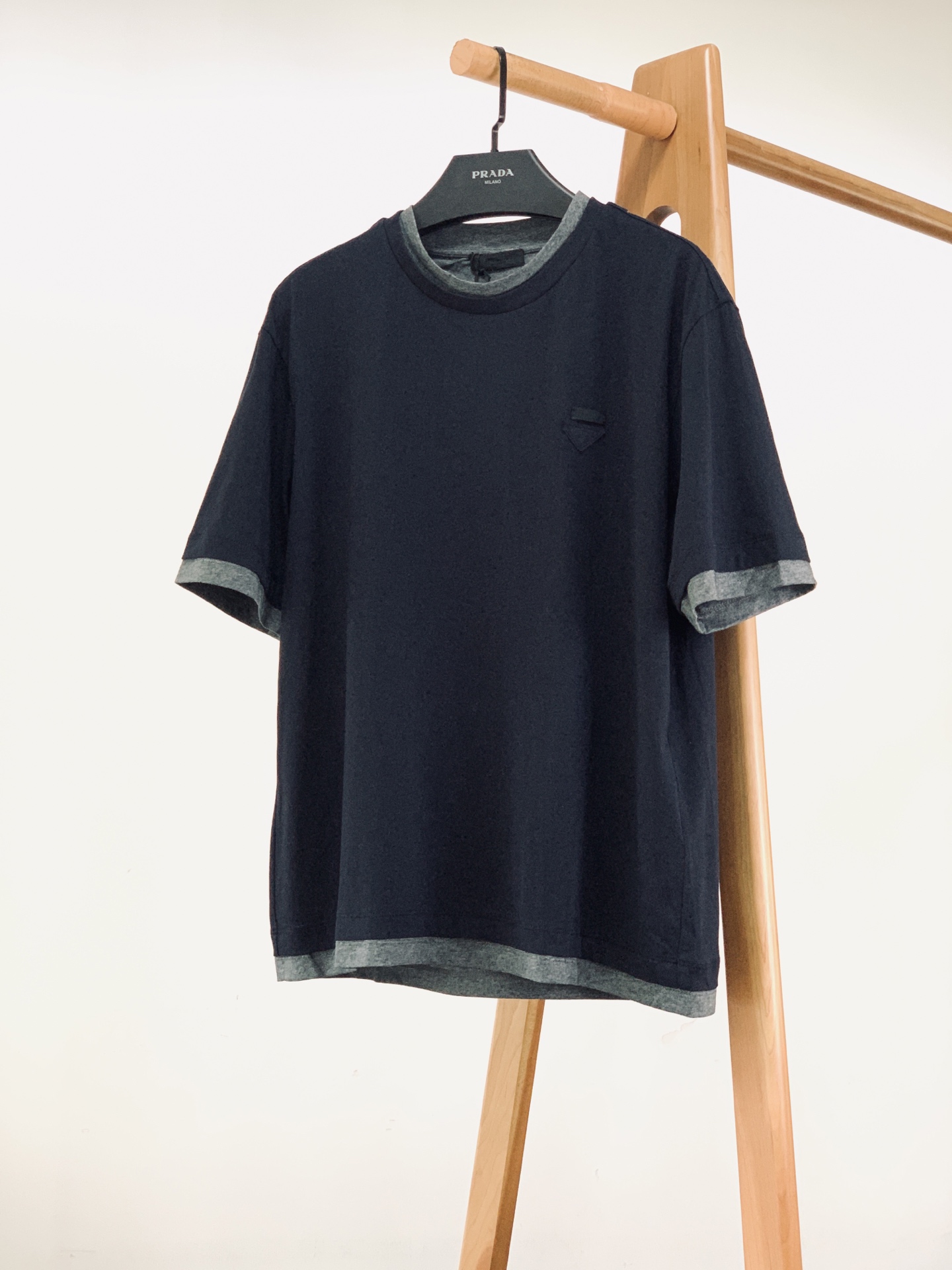 Prada 普拉达 2026SS春夏新品撞色假两件三角标短袖👕采用高支精梳长绒棉打造，软糯垂顺，透气抗皱