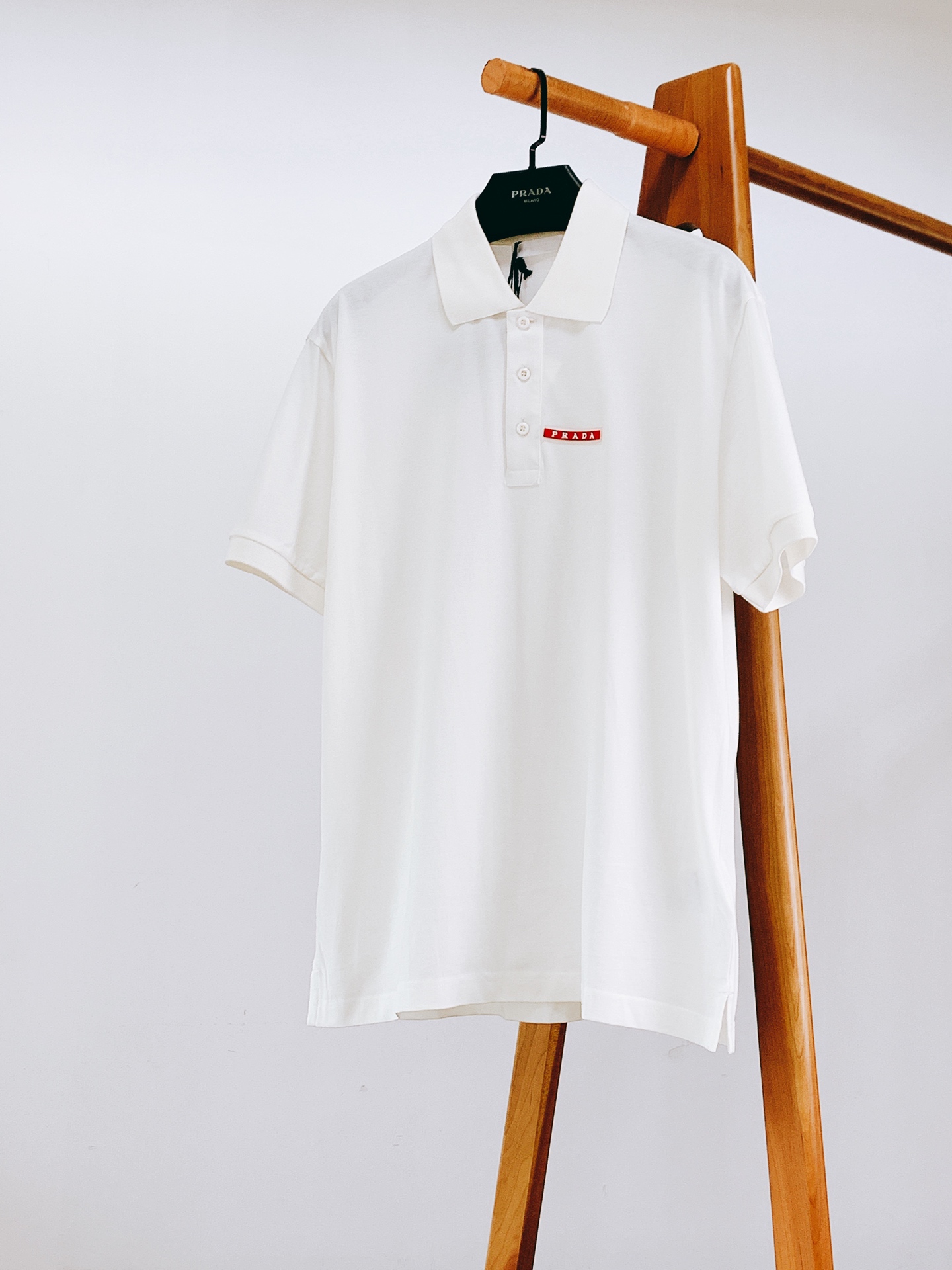 Prada 普拉达 2026SS春夏新品经典红标硅胶Polo衫👕甄选高支珠地网眼棉打造，蜂窝状肌理透气排