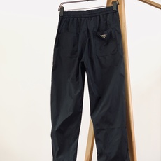 Prada 普拉达 2026SS春夏新品RE‑NYLON三角标直筒休闲裤👖采用品牌经典再生尼龙面料打造, Prada 普拉达 2026SS春夏新品RE‑NYLON三角标直筒休闲裤👖采用品牌经典再生尼龙面料打造,
