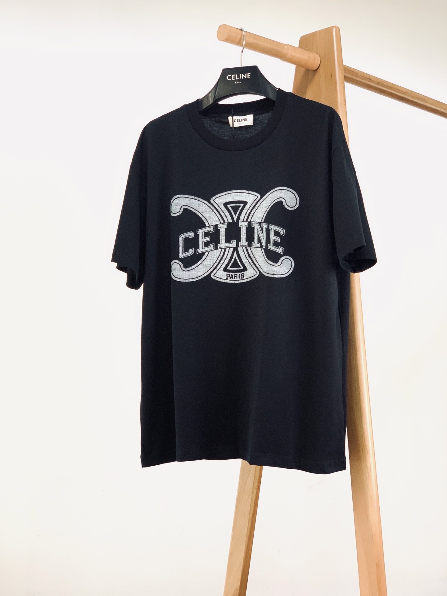 Celine 赛琳 2026SS春夏新品经典凯旋门印花短袖👕采用重磅双纱精梳棉打造，水洗做旧面料软糯厚实