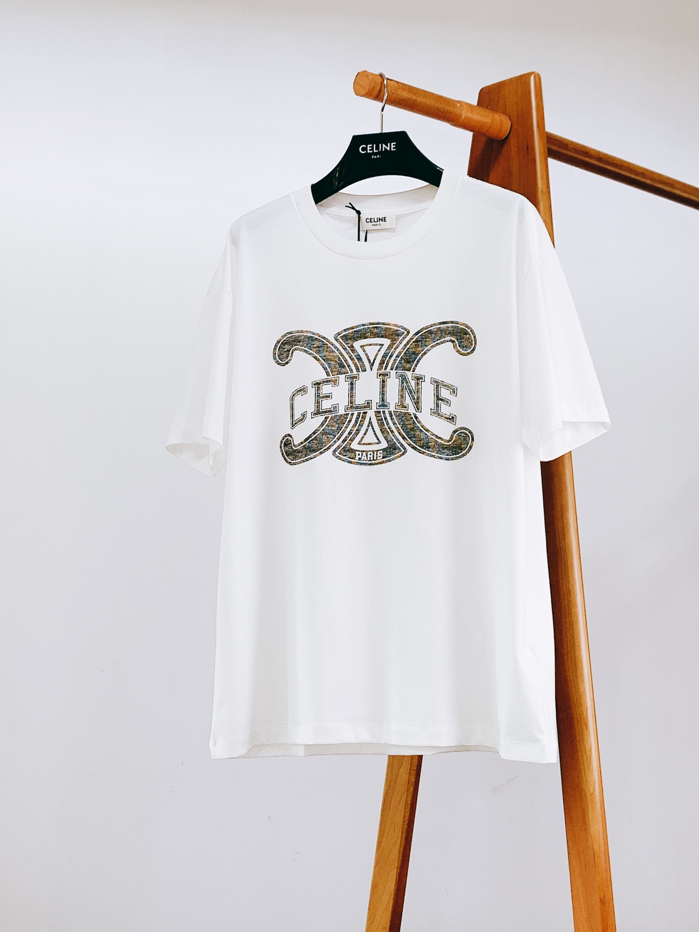 Celine 赛琳 2026SS春夏新品经典凯旋门印花短袖👕采用重磅双纱精梳棉打造，水洗做旧面料软糯厚实