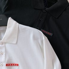 Prada 普拉达 2026SS春夏新品经典红标硅胶Polo衫👕甄选高支珠地网眼棉打造,蜂窝状肌理透气排 Prada 普拉达 2026SS春夏新品经典红标硅胶Polo衫👕甄选高支珠地网眼棉打造,蜂窝状肌理透气排