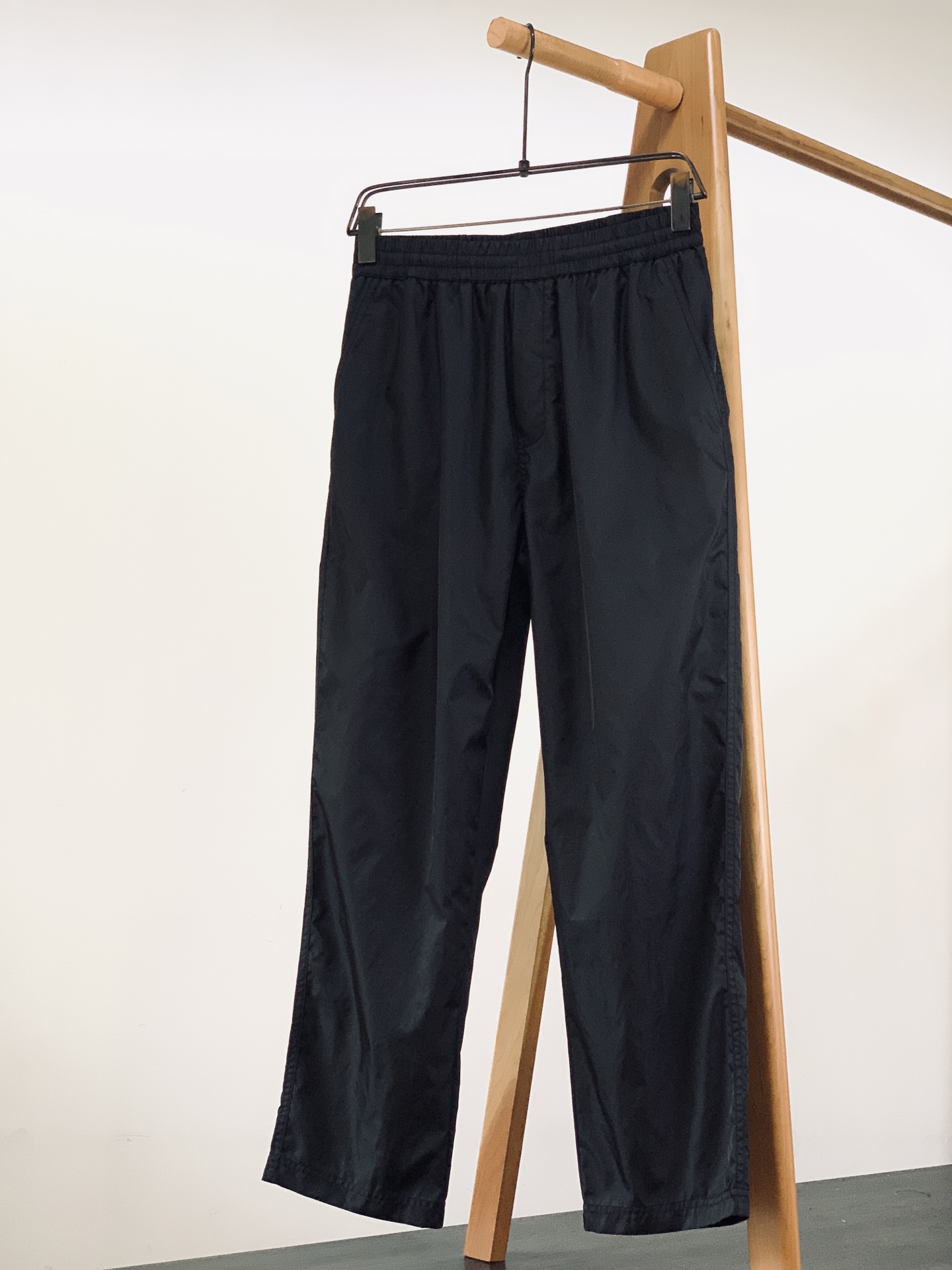 Prada 普拉达 2026SS春夏新品RE‑NYLON三角标直筒休闲裤👖采用品牌经典再生尼龙面料打造，