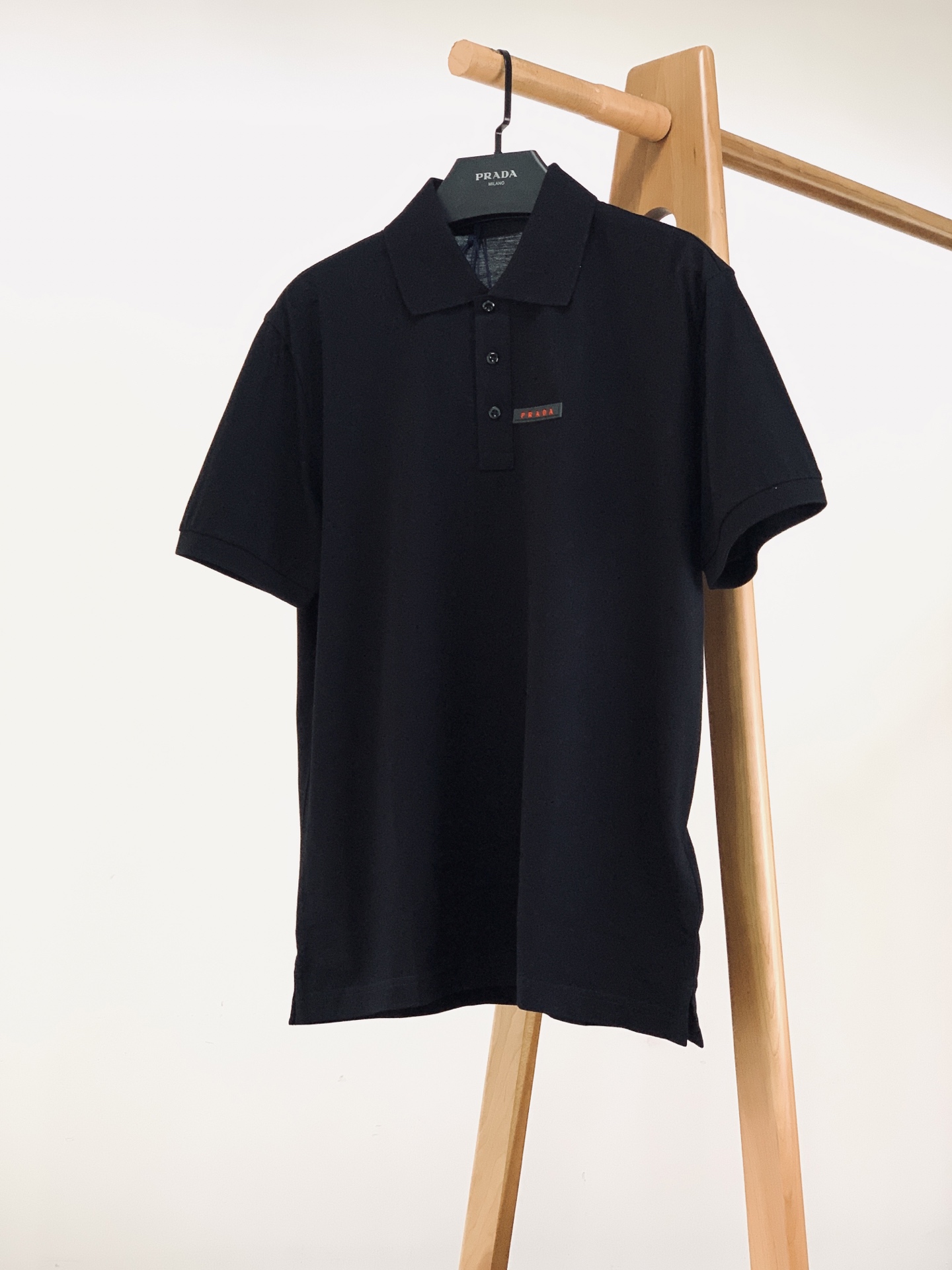 Prada 普拉达 2026SS春夏新品经典红标硅胶Polo衫👕甄选高支珠地网眼棉打造，蜂窝状肌理透气排