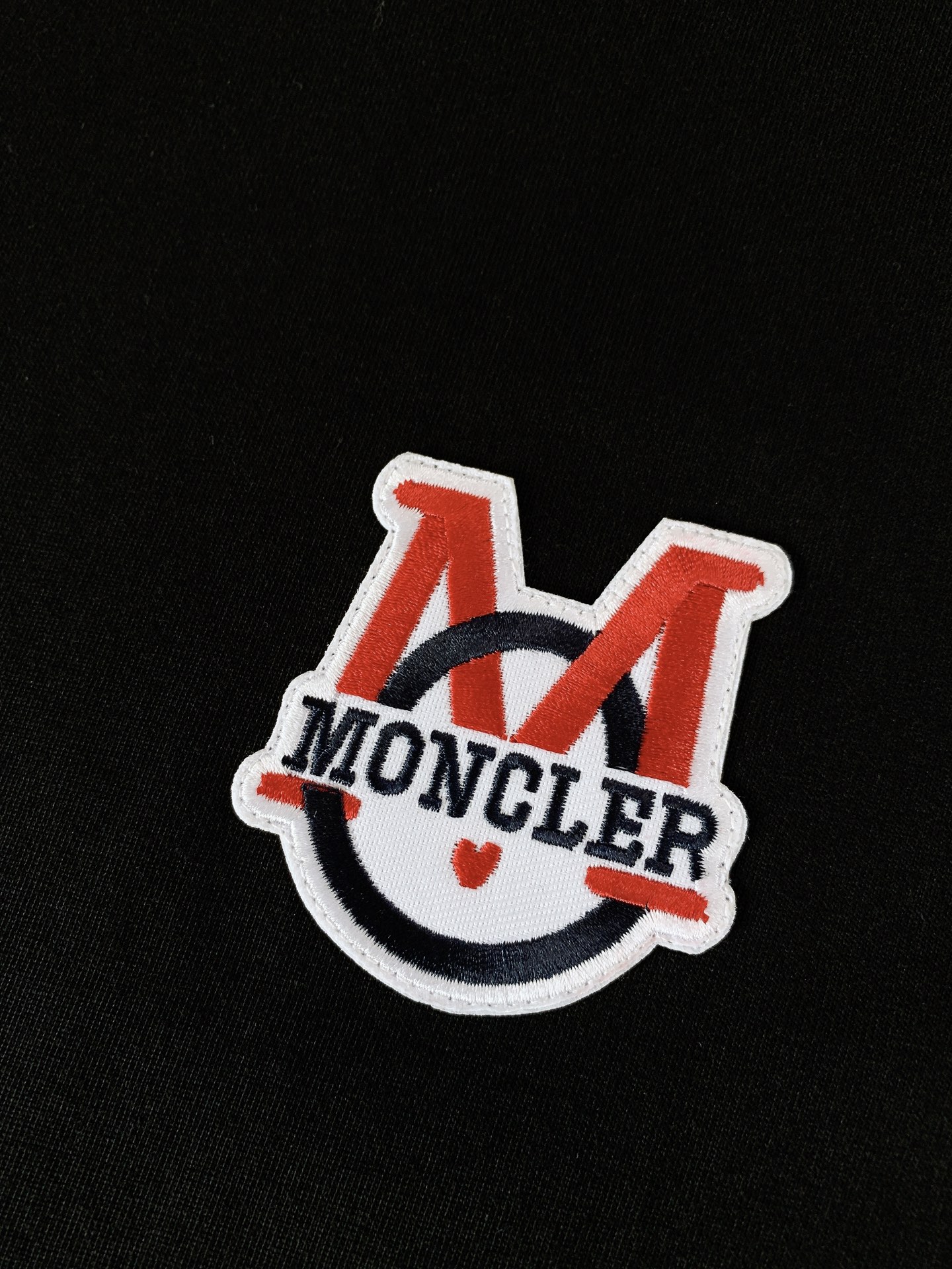 Moncler 蒙口 2026SS春夏新品经典M徽标短袖👕高支精梳棉打造软糯挺括质感，透气不闷汗，久穿不