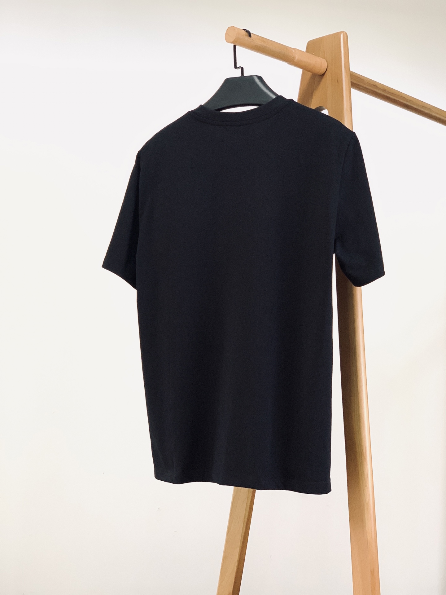 Moncler 蒙口 2026SS春夏新品经典M徽标短袖👕高支精梳棉打造软糯挺括质感，透气不闷汗，久穿不