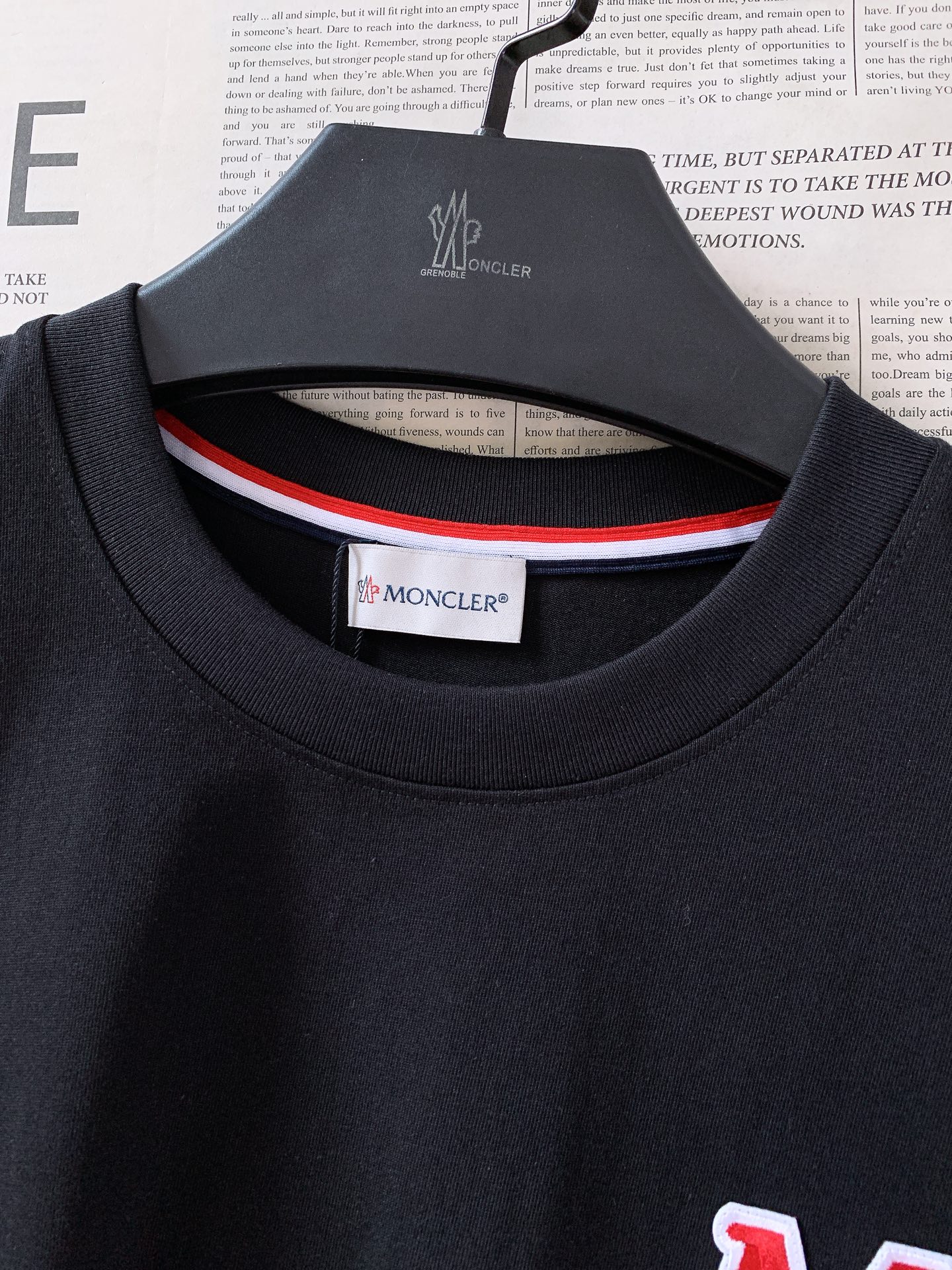 Moncler 蒙口 2026SS春夏新品经典M徽标短袖👕高支精梳棉打造软糯挺括质感，透气不闷汗，久穿不