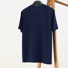 Moncler 蒙口 2026SS春夏新品经典M徽标短袖👕高支精梳棉打造软糯挺括质感,透气不闷汗,久穿不 Moncler 蒙口 2026SS春夏新品经典M徽标短袖👕高支精梳棉打造软糯挺括质感,透气不闷汗,久穿不