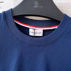 Moncler 蒙口 2026SS春夏新品经典M徽标短袖👕高支精梳棉打造软糯挺括质感,透气不闷汗,久穿不 Moncler 蒙口 2026SS春夏新品经典M徽标短袖👕高支精梳棉打造软糯挺括质感,透气不闷汗,久穿不