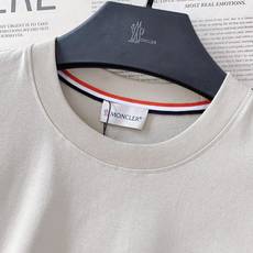 Moncler 蒙口 2026SS春夏新品经典M徽标短袖👕高支精梳棉打造软糯挺括质感,透气不闷汗,久穿不 Moncler 蒙口 2026SS春夏新品经典M徽标短袖👕高支精梳棉打造软糯挺括质感,透气不闷汗,久穿不