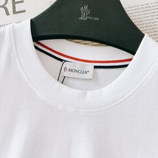 Moncler 蒙口 2026SS春夏新品经典M徽标短袖👕高支精梳棉打造软糯挺括质感,透气不闷汗,久穿不 Moncler 蒙口 2026SS春夏新品经典M徽标短袖👕高支精梳棉打造软糯挺括质感,透气不闷汗,久穿不