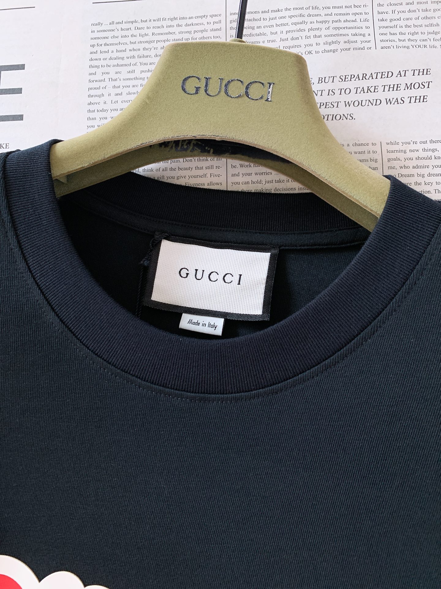 Gucci 古驰 2026SS春夏新品浮雕字母标识短袖👕甄选重磅精梳双纱面料，液氨定型工艺加持，布面厚实
