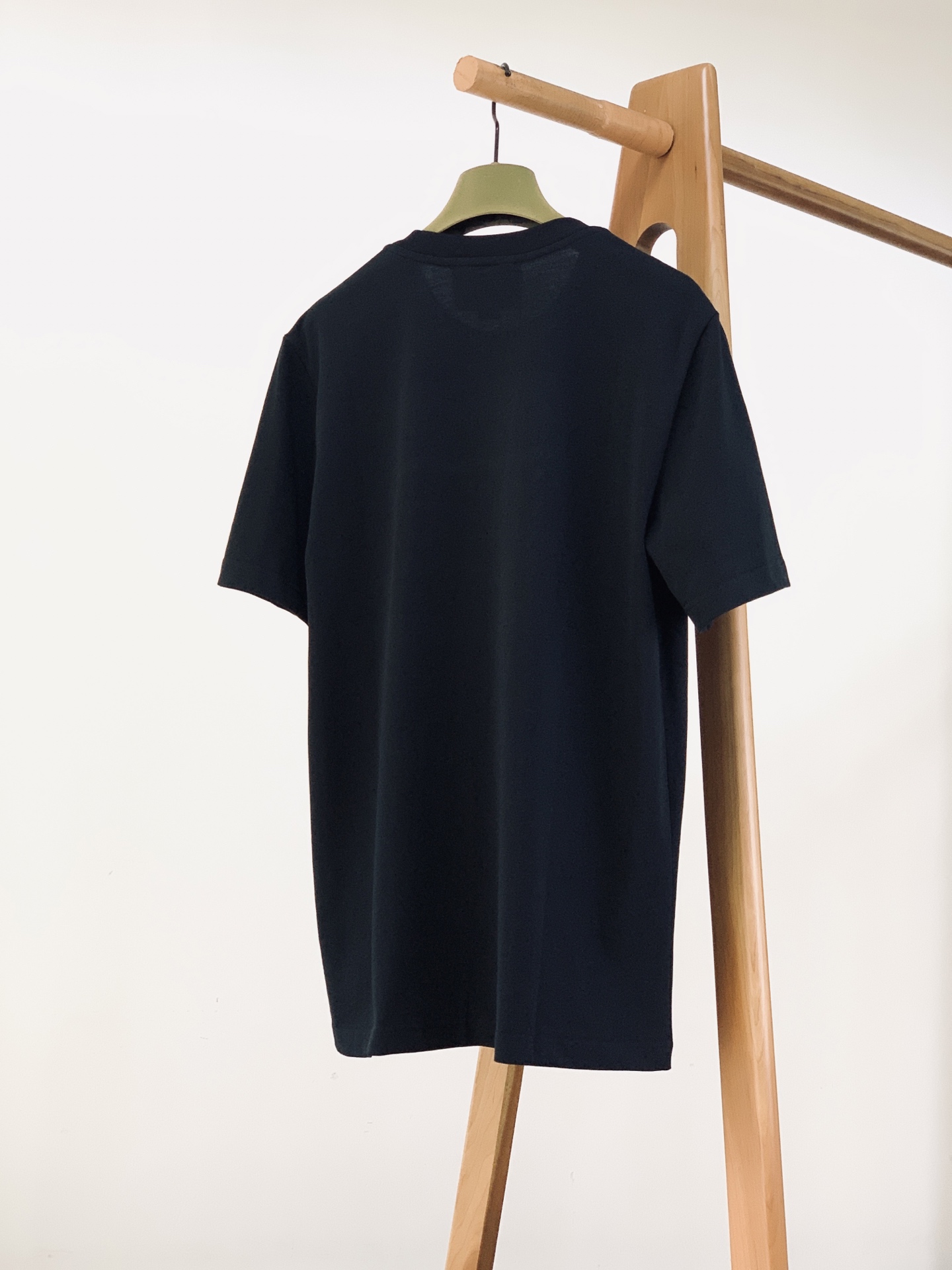Gucci 古驰 2026SS春夏新品浮雕字母标识短袖👕甄选重磅精梳双纱面料，液氨定型工艺加持，布面厚实