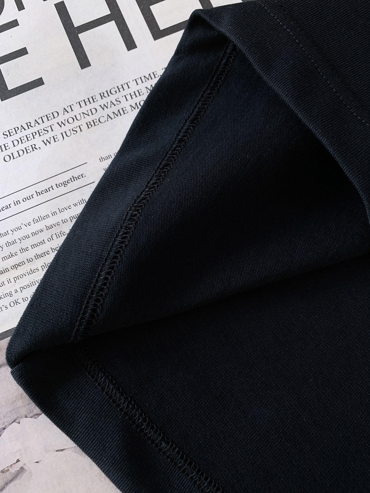 Gucci 古驰 2026SS春夏新品浮雕字母标识短袖👕甄选重磅精梳双纱面料，液氨定型工艺加持，布面厚实