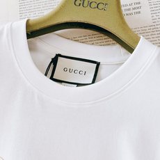 Gucci 古驰 2026SS春夏新品浮雕字母标识短袖👕甄选重磅精梳双纱面料,液氨定型工艺加持,布面厚实 Gucci 古驰 2026SS春夏新品浮雕字母标识短袖👕甄选重磅精梳双纱面料,液氨定型工艺加持,布面厚实