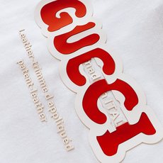 Gucci 古驰 2026SS春夏新品浮雕字母标识短袖👕甄选重磅精梳双纱面料,液氨定型工艺加持,布面厚实 Gucci 古驰 2026SS春夏新品浮雕字母标识短袖👕甄选重磅精梳双纱面料,液氨定型工艺加持,布面厚实