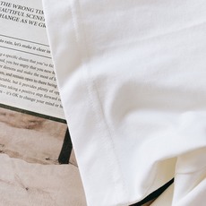 Gucci 古驰 2026SS春夏新品浮雕字母标识短袖👕甄选重磅精梳双纱面料,液氨定型工艺加持,布面厚实 Gucci 古驰 2026SS春夏新品浮雕字母标识短袖👕甄选重磅精梳双纱面料,液氨定型工艺加持,布面厚实