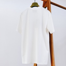 Gucci 古驰 2026SS春夏新品浮雕字母标识短袖👕甄选重磅精梳双纱面料,液氨定型工艺加持,布面厚实 Gucci 古驰 2026SS春夏新品浮雕字母标识短袖👕甄选重磅精梳双纱面料,液氨定型工艺加持,布面厚实