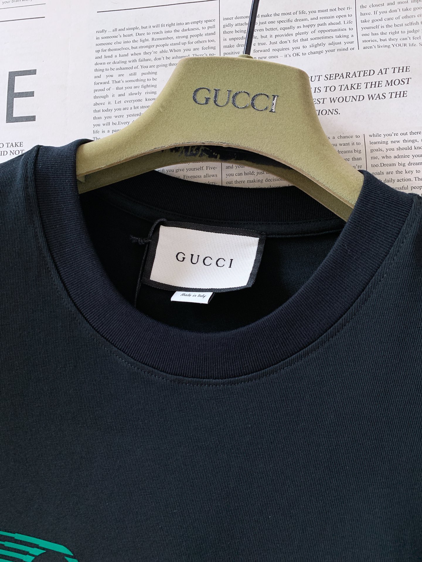 Gucci 古驰 2026SS春夏新品经典撞色发泡字母标识短袖👕甄选重磅双纱精梳棉打造，液氨定型工艺加持