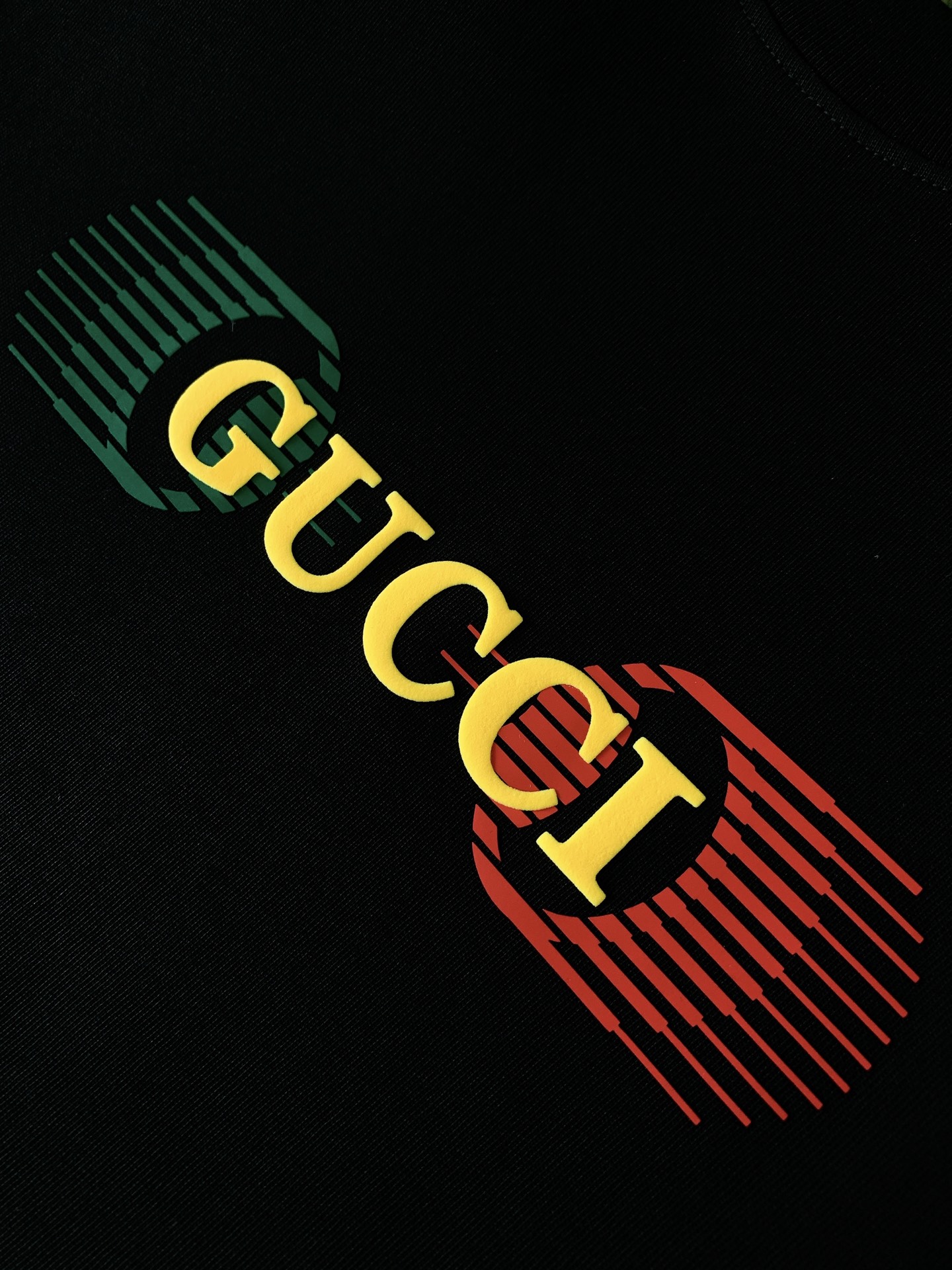 Gucci 古驰 2026SS春夏新品经典撞色发泡字母标识短袖👕甄选重磅双纱精梳棉打造，液氨定型工艺加持