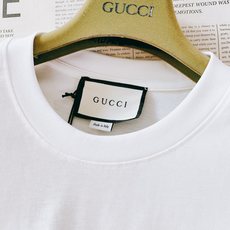 Gucci 古驰 2026SS春夏新品经典撞色发泡字母标识短袖👕甄选重磅双纱精梳棉打造,液氨定型工艺加持 Gucci 古驰 2026SS春夏新品经典撞色发泡字母标识短袖👕甄选重磅双纱精梳棉打造,液氨定型工艺加持