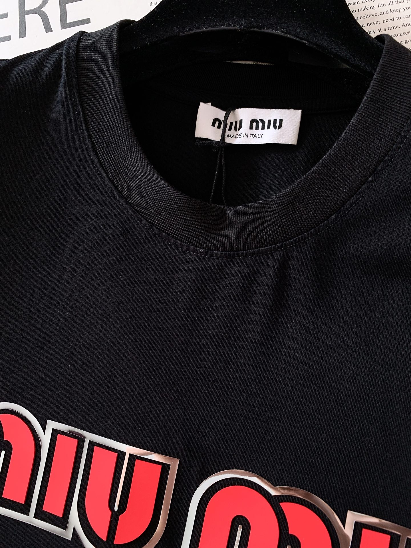 Miumiu 缪缪 2026SS春夏新品镭射边框撞色字母短袖👕甄选重磅精梳双纱长绒棉打造，液氨定型工艺加
