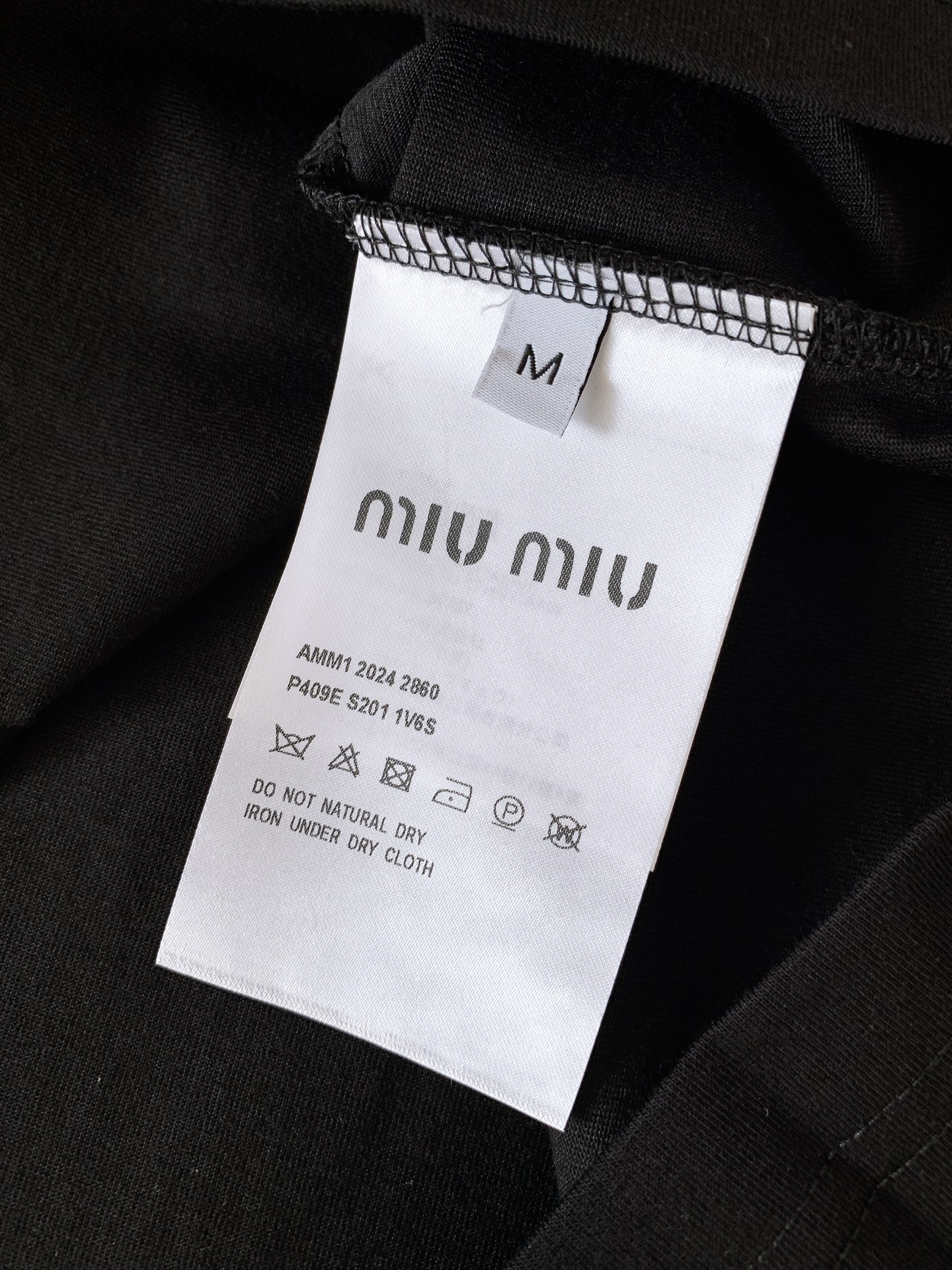 Miumiu 缪缪 2026SS春夏新品镭射边框撞色字母短袖👕甄选重磅精梳双纱长绒棉打造，液氨定型工艺加