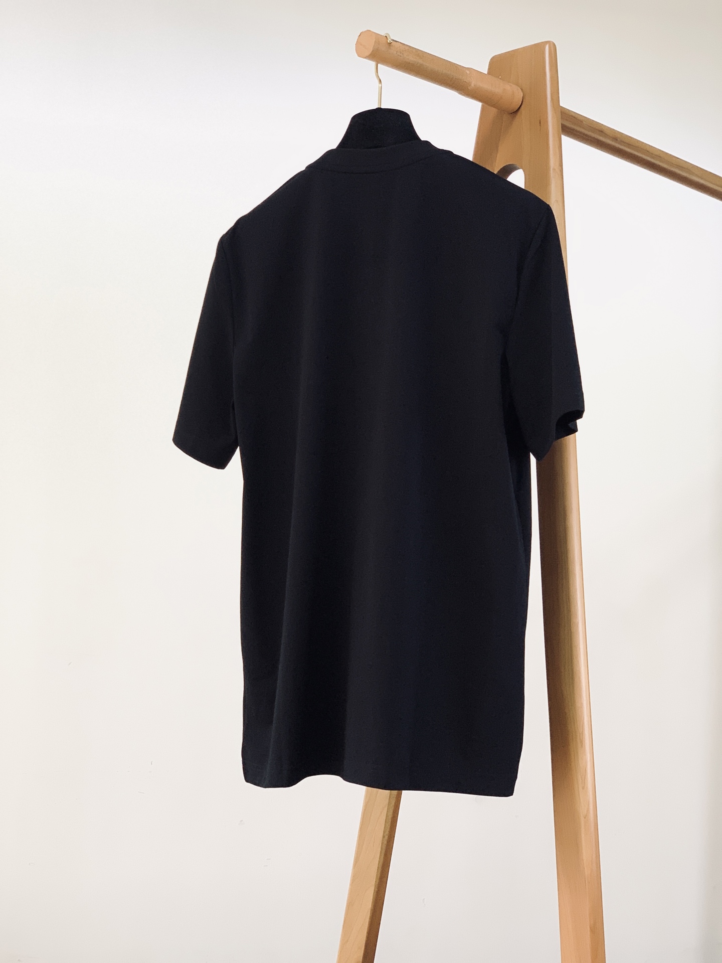 Miumiu 缪缪 2026SS春夏新品镭射边框撞色字母短袖👕甄选重磅精梳双纱长绒棉打造，液氨定型工艺加