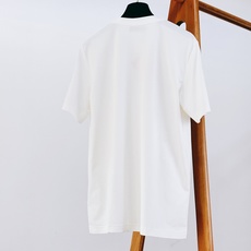 Miumiu 缪缪 2026SS春夏新品镭射边框撞色字母短袖👕甄选重磅精梳双纱长绒棉打造,液氨定型工艺加 Miumiu 缪缪 2026SS春夏新品镭射边框撞色字母短袖👕甄选重磅精梳双纱长绒棉打造,液氨定型工艺加