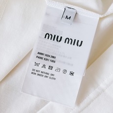 Miumiu 缪缪 2026SS春夏新品镭射边框撞色字母短袖👕甄选重磅精梳双纱长绒棉打造,液氨定型工艺加 Miumiu 缪缪 2026SS春夏新品镭射边框撞色字母短袖👕甄选重磅精梳双纱长绒棉打造,液氨定型工艺加