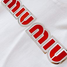 Miumiu 缪缪 2026SS春夏新品镭射边框撞色字母短袖👕甄选重磅精梳双纱长绒棉打造,液氨定型工艺加 Miumiu 缪缪 2026SS春夏新品镭射边框撞色字母短袖👕甄选重磅精梳双纱长绒棉打造,液氨定型工艺加