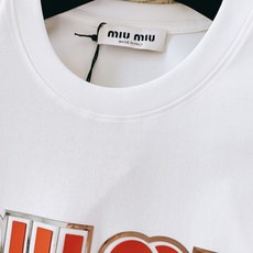 Miumiu 缪缪 2026SS春夏新品镭射边框撞色字母短袖👕甄选重磅精梳双纱长绒棉打造,液氨定型工艺加 Miumiu 缪缪 2026SS春夏新品镭射边框撞色字母短袖👕甄选重磅精梳双纱长绒棉打造,液氨定型工艺加
