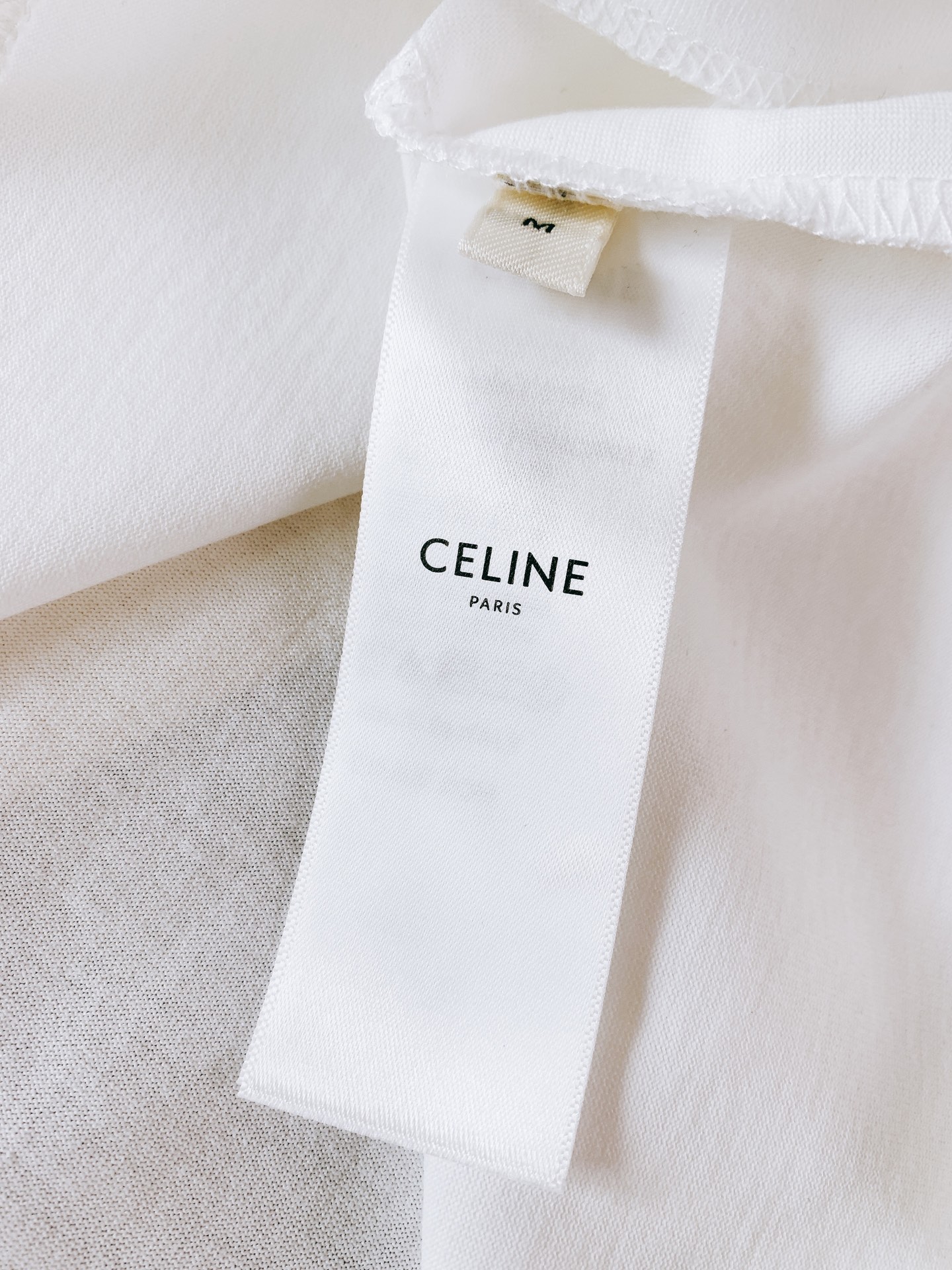 Celine 赛琳 2026SS春夏新品经典凯旋门印花短袖👕采用重磅双纱精梳棉打造，水洗做旧面料软糯厚实