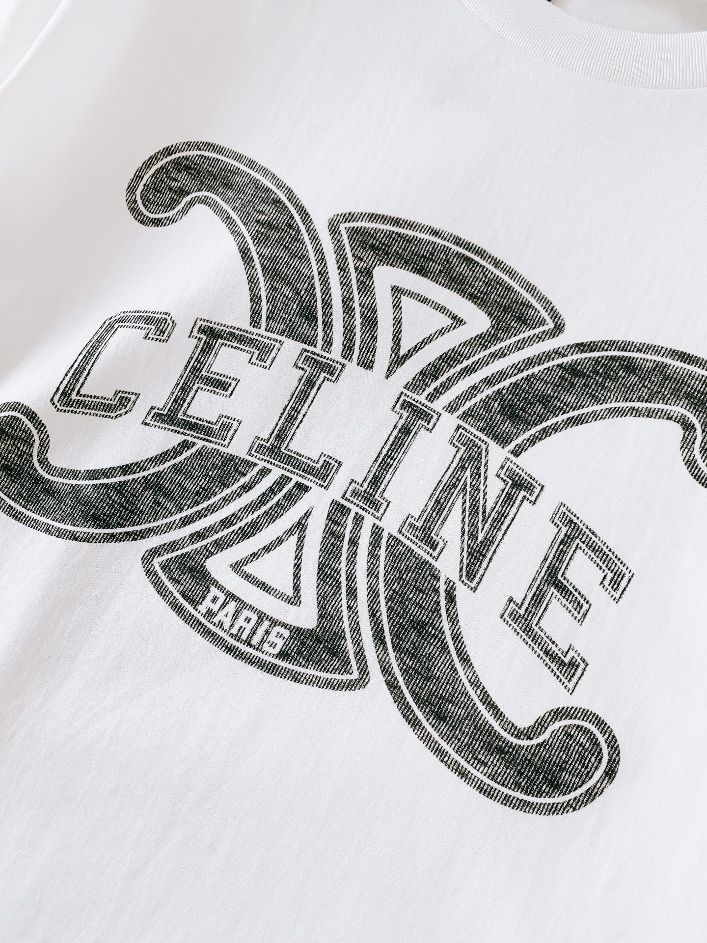 Celine 赛琳 2026SS春夏新品经典凯旋门印花短袖👕采用重磅双纱精梳棉打造，水洗做旧面料软糯厚实